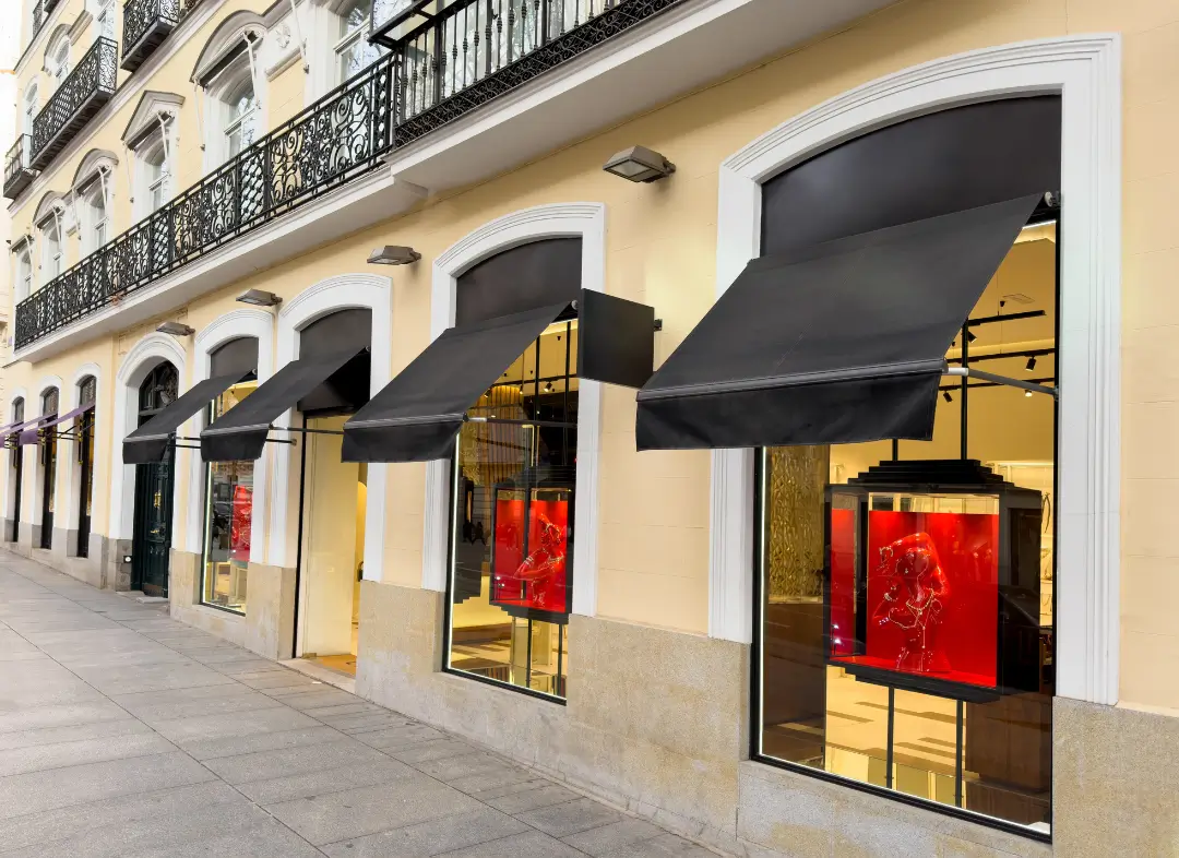 Façade vitrine de magasin en aluminium sur mesure à Le Pont-de-Claix